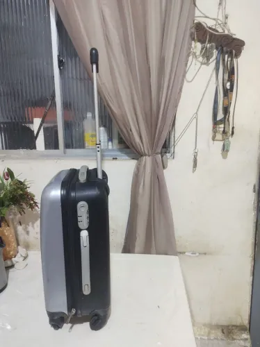 Vendo uma mala de material rígido de 10kg