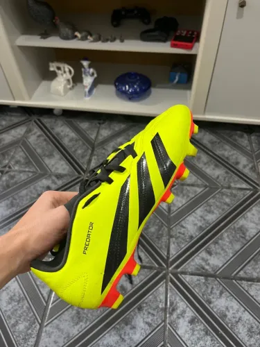Chuteira adidas predator
