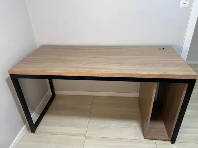 Mesa de escritório sob medida (marcenaria), 150 cm, estrutura de metal