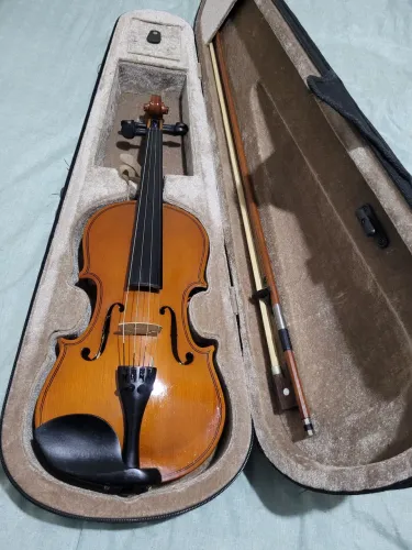 Violino chinês de 25 anos aproximadamente