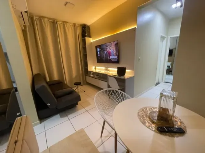 Apartamento mobiliado com dois quartos em condomínio com piscina