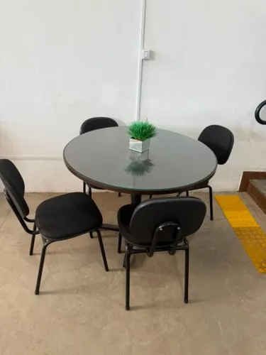MESA REDONDA COM CADEIRAS