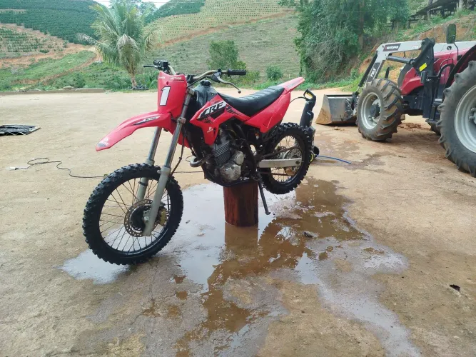 XRE 300 de trilha
