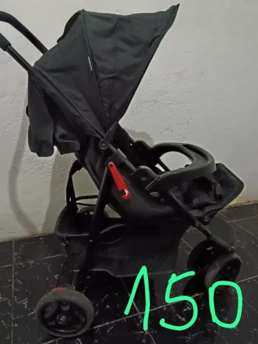 Carrinho de bebê.