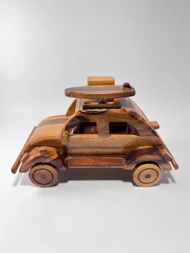Miniatura Fusca de Madeira Artesanal com Prancha de Surf e Bagageiro Decorativo