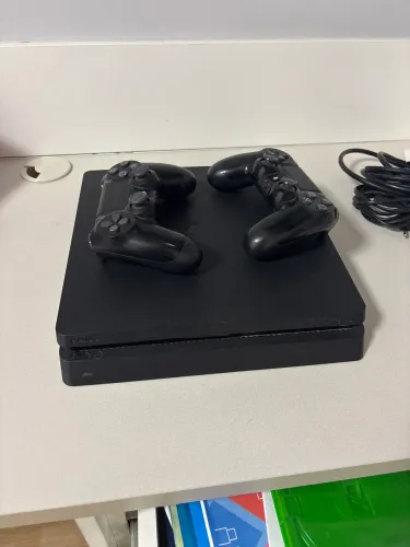 PLAYSTATION 4 semi novo 2 controles e 4 jogos