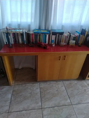 Armário com duas portas 100%madeira e tampo de vidro vermelho.