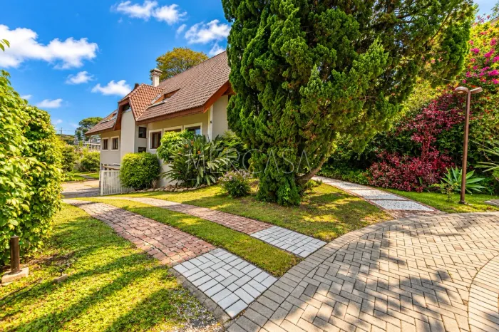 ESTA CASA TEM O PARQUE BARIGUI COMO QUINTAL.CONDOMINIO SEGURO, TRANQUILO E PRIVATIVO.AMBIE