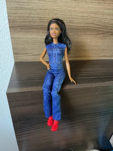 Barbie brooklyn com perna articulada