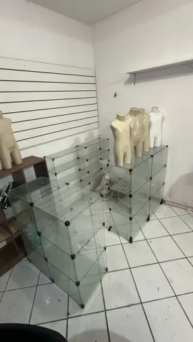 Estantes de vidro com manequim 