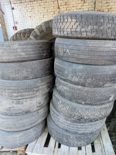Carcaças PNEUS 215/75R17,5 e 235/75R17,5 algumas para rodar todas 1 vida