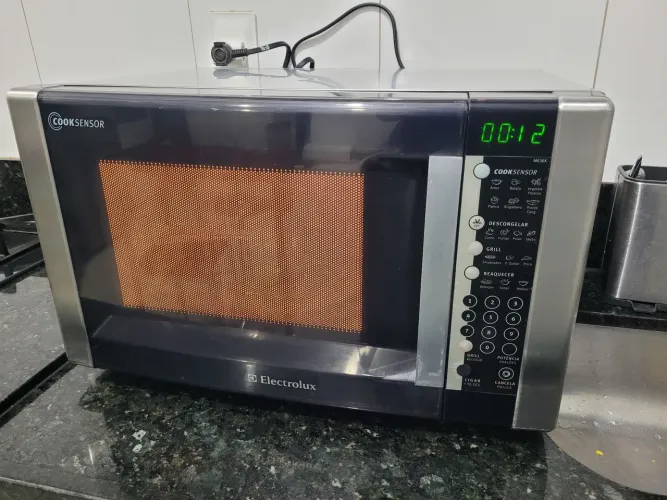 MICROONDAS ELETROLUX COM GRILL 28 LITROS