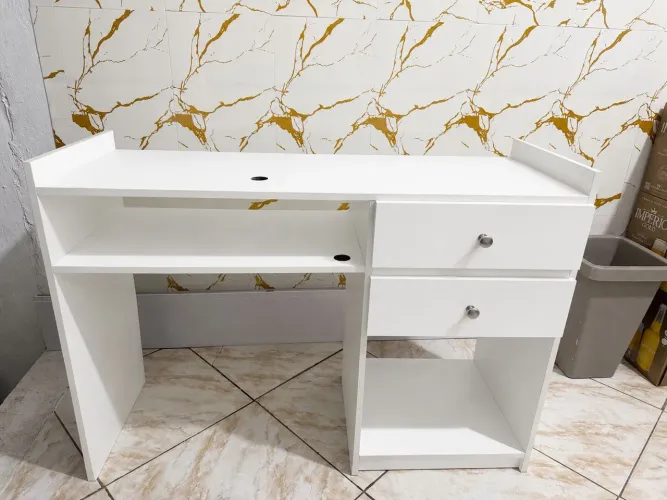 Vendo duas mesas de manicure está em ótimo estado 