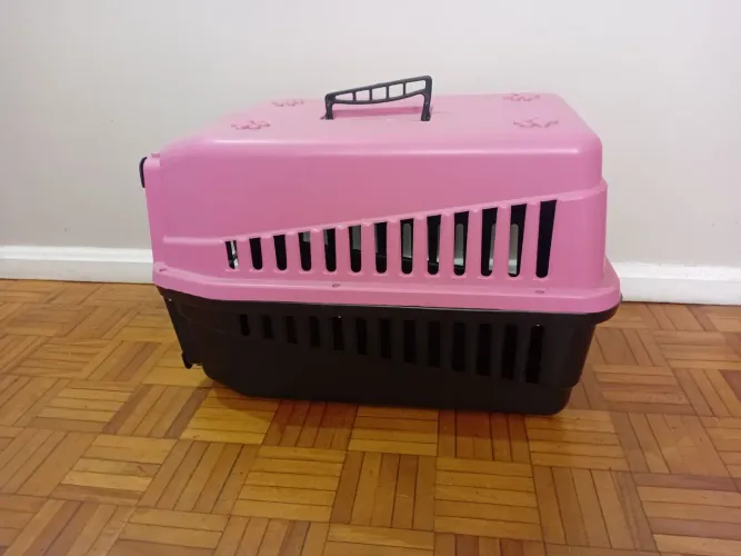 Vendo uma caixa de transporte de animais, número 3,semi nova,na cor rosa.