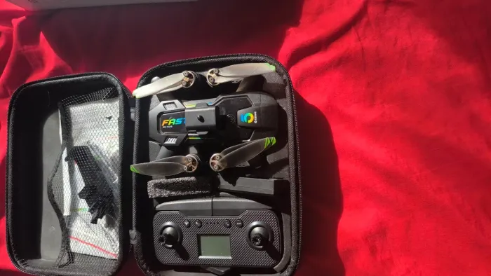Vendo drone usado 2 vezes muito bom só estou vendendo porq tô precisando do dinheiro