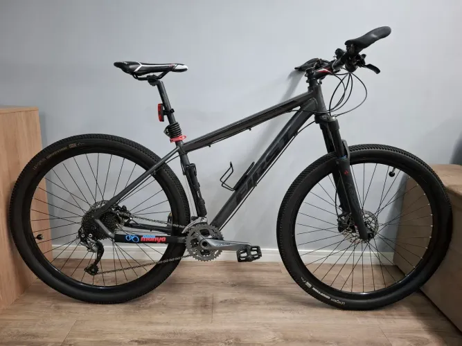Bike First com Shimano Alivio e Suspensão Absolute Prime SL