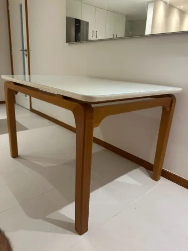 Mesa de jantar 4 lugares, madeira maciça e tampo de vidro off-white