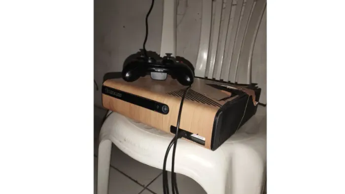 Xbox 360 Super Slim Desbloqueado RGH HD 500GB 2 Controles Originais +20 Jogos