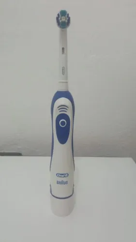Escova de Dentes Elétrica - Braun Oral B