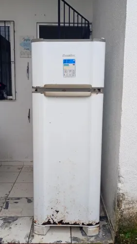 Geladeira com marca de uso mais pegando perfeitamente, vendendo pq comprei outra