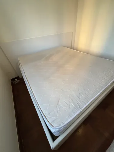 Cama queen planejada com baú + colchão queen + cabeceira MDF