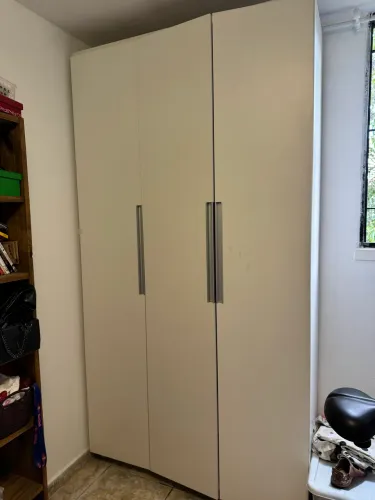 Guarda roupa MDF 15 milímetros com rodinha, 1 ano de uso
