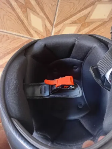Capacete seminovo pouca marca de uso