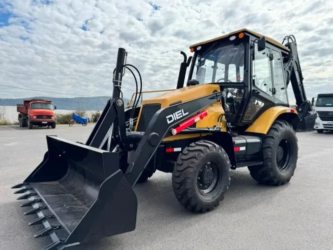 Retroescavadeira Diel DR608
