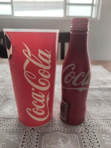 Garrafa e copo - coca cola