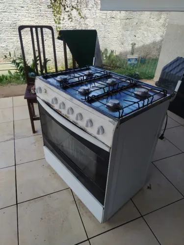 Fogão 6 bocas com forno e cendimento elétrico.