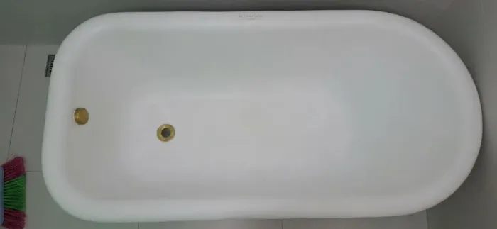 Vendo uma banheira Vitoriana.