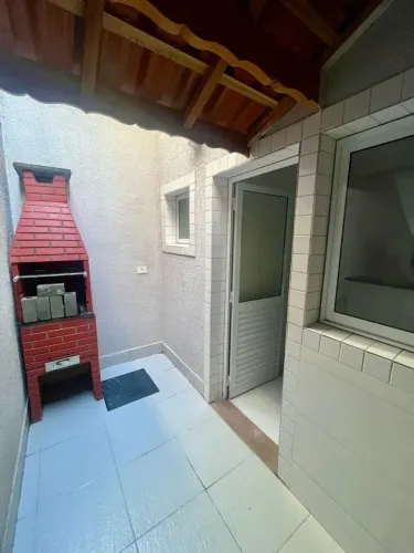 Casa com 02 dormitórios, 300 mts da praia, churrasqueira privativa, garagem