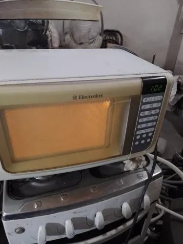 Microondas Eletrolux 25lts semi novo
