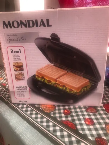 Sanduicheira Mondial preta