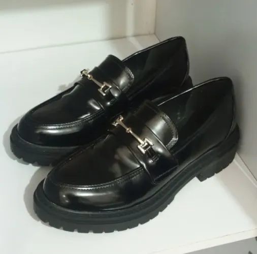 mocassim loafer tratorado preto em verniz