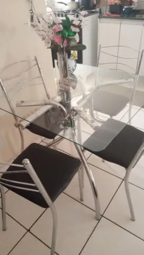 Vendo mesa de vidro linda, com quatro cadeiras , preço de desapego