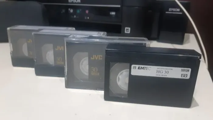 4 Fitas VHS-C 30 min - 3 da JVC e 1 da Emtec