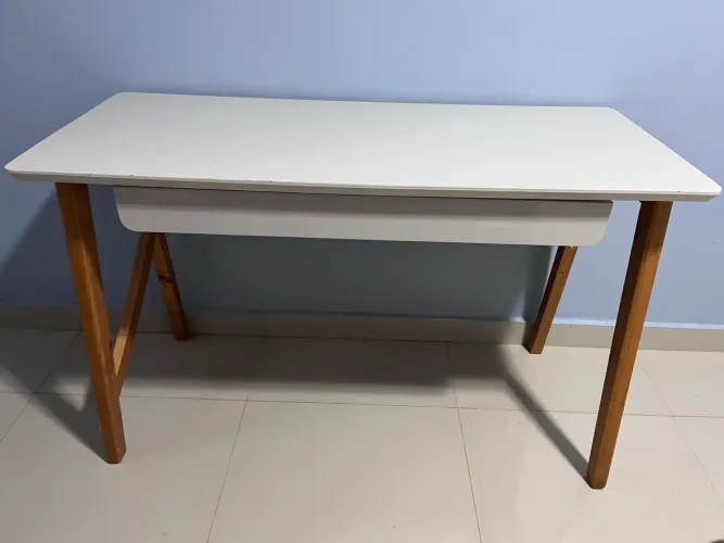 Mesa de estudo com gaveta