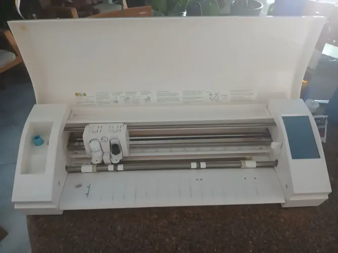 máquina de plotter de recorte Silhouette Cameo 3 branca.
