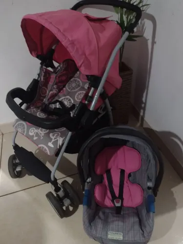 Carrinho com bebê conforto