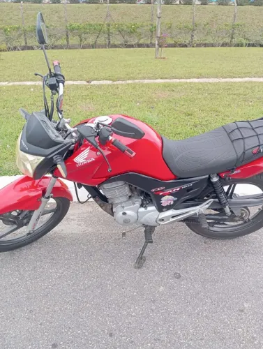 Uma ótima moto ,toda documentada , pneus novos , relação nova, pastilha de freio nova