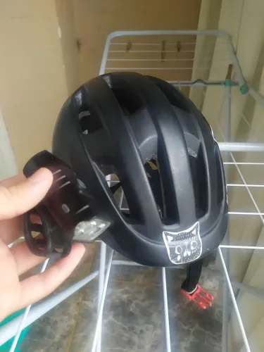 Capacete btwin e lanterna bicicleta 