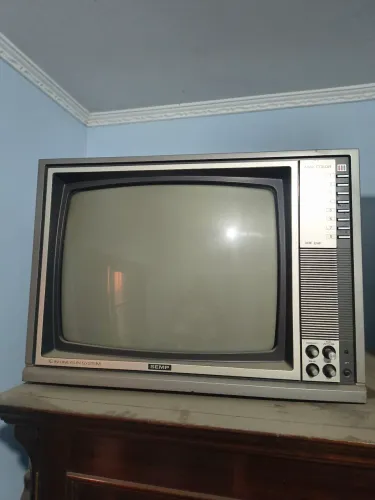 Televisão antiga de tubo funcionando