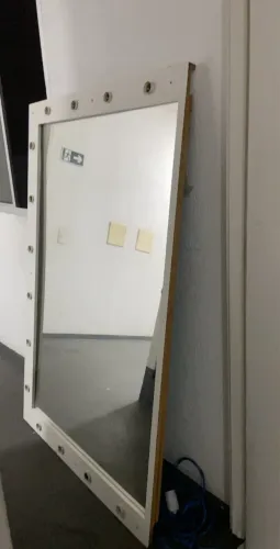 Espelho com lâmpadas de led