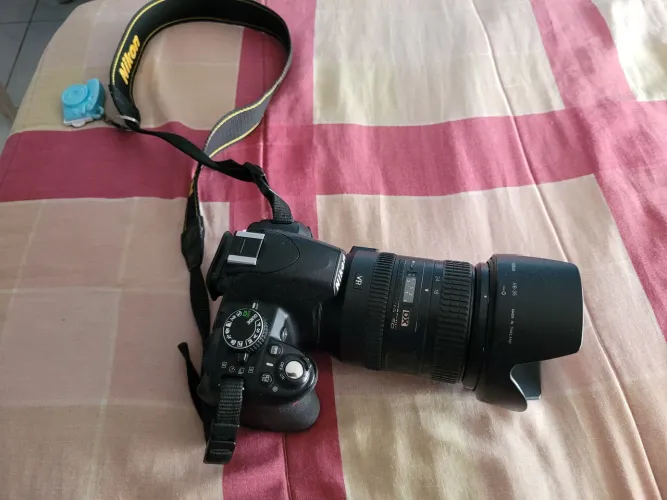 Camera nikon com lente 200 e 55 tbm