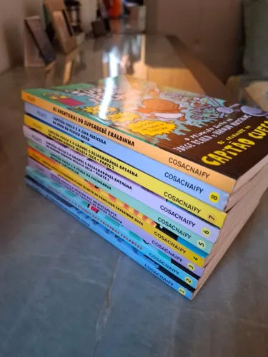 8 livros da coleção "Capitão Cueca", do autor Davi Pilkey.
