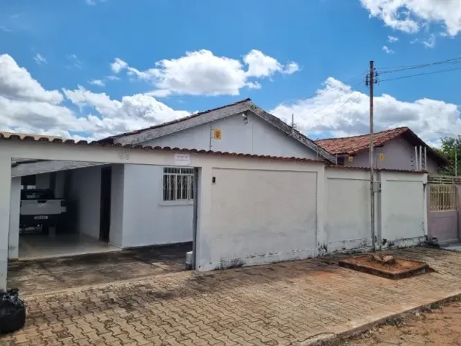 Casa ampla no Setor Leste, 3 quartos e área com espaço para dois carros