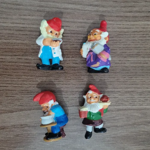 Lote com 4 gnomos do Kinder Ovo