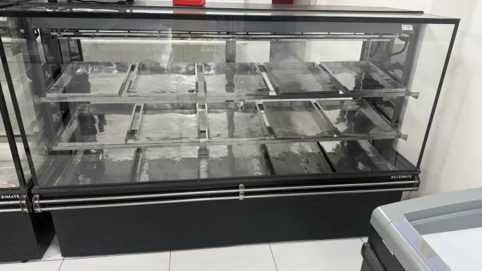 Balcão Açougue com prateleira- Refrimate - Com 15 bandejas expositores