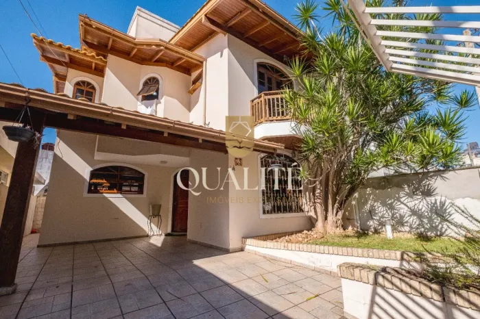 Casa com 165m² de área privativa, 3 dormitórios sendo 1 suíte, edícula e garagem coberta à